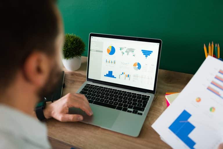Analyse d'un rapport et de graphiques sur ordinateur portable