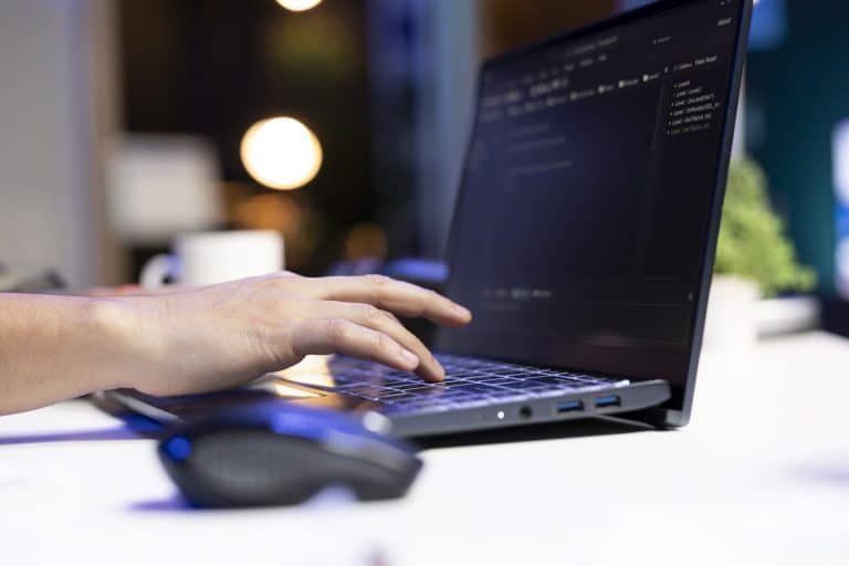 Personne qui met à jour un site internet sur ordinateur